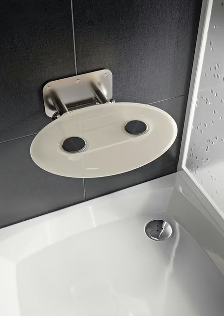 Sklopive sjedalo za tuš Ravak Ovo P II s konstrukcijom od nehrđajućeg čelika i poluprozirno bijelim sjedalom Opal.