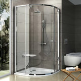 Polukružna tuš kabina Ravak Pivot 80x80 cm u sjajnom kromu s prozirnim staklom i pivotnim otvaranjem.