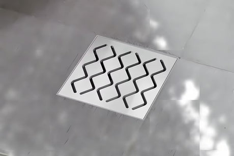 Podni sifon/slivnik Ravak SN501 s plastičnim tijelom i rešetkom od nehrđajućeg čelika, promjer 10,5 cm.