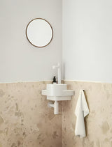 Bijeli kutne mali umivaonik Ravak Yard 28x28 cm okruglog oblika i s upuštenom odlagališnom površinom