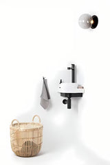 Bijeli kutne keramički mali umivaonik Ravak Yard 28x28 cm s upuštenom odlagališnom površinom