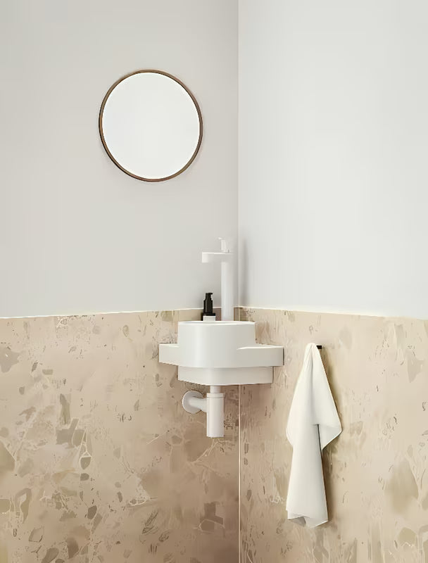 Bijeli keramički kutne mali umivaonik Ravak Yard bez preljeva s odlagališnom plohom i otvorom pro za slavinu.