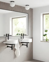 Bijeli keramički viseći umivaonik Ravak Yard 40 bez preljeva s otvorom pro za stojeću slavinu.