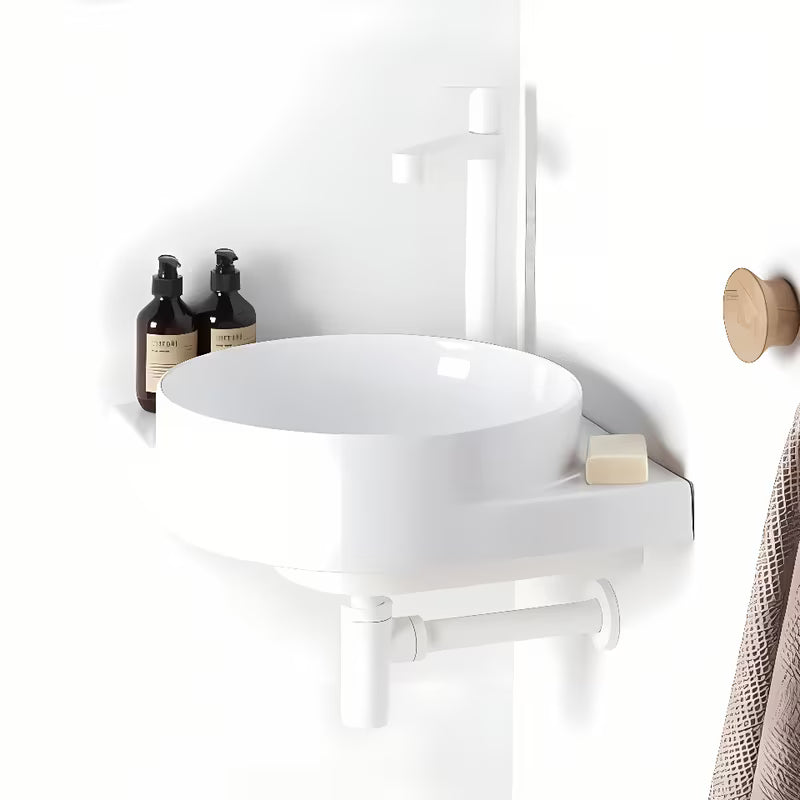 Bijeli keramički kutne viseći umivaonik Ravak Yard s uvučenom odlagališnom plohom