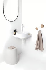 Bijeli keramički kutne viseći umivaonik Ravak Yard s uvučenom odlagališnom plohom