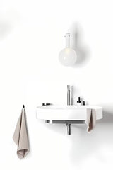 Bijeli tankostijeni keramički viseći umivaonik Ravak Yard 80 bez preljeva s otvorom pro za stojeću slavinu.