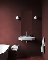 Bijeli tankostijeni keramički viseći umivaonik Ravak Yard 80 bez preljeva s otvorom pro za stojeću slavinu.