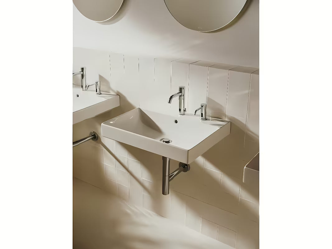 Bijeli viseći umivaonik Roca Ona 60x46 cm od keramike Fineceramic® sa središnjim otvorom za pro slavinu i preljevom.