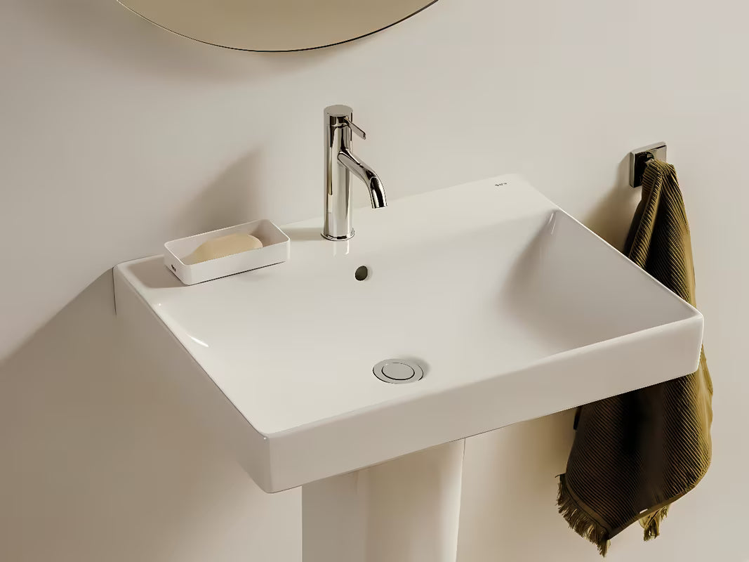 Bijeli viseći umivaonik Roca Ona 60x46 cm od keramike Fineceramic® sa središnjim otvorom za pro slavinu i preljevom.