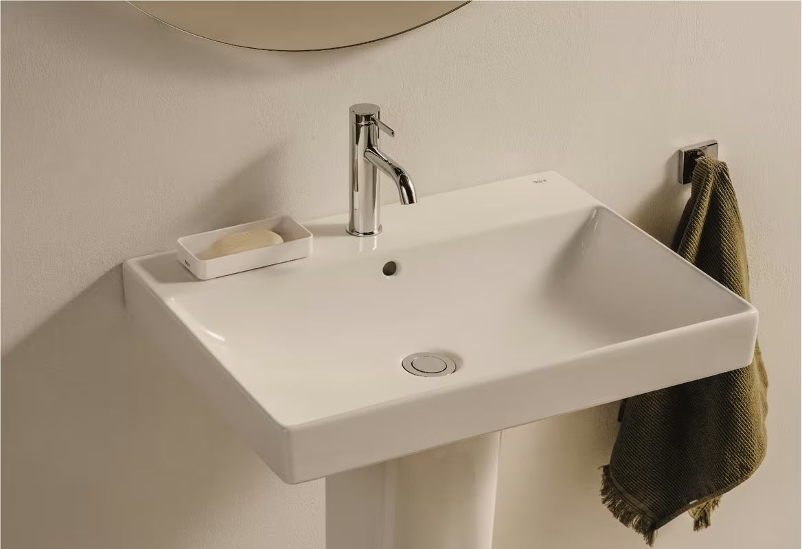 Bijeli viseći umivaonik Roca Ona 60x46 cm od keramike Fineceramic® sa središnjim otvorom za pro slavinu i preljevom.