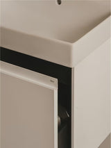 Viseća kupaonski ormarić s keramičkim umivaonikom Roca Ona u mat pješčanoj boji, 80x46x64,5 cm.