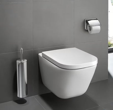 Bijeli viseća WC školjka Roca The Gap s Rimless izvedbom bez sustava za ispiranje i četvrtastim dizajnom