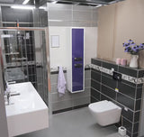 Bijeli viseća WC školjka Roca The Gap s Rimless izvedbom bez sustava za ispiranje i četvrtastim dizajnom