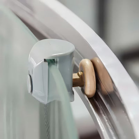 Kvadratna tuš kabina Roth Project Line 90x90 cm s kliznim vratima i mat staklom u sjajnom kromu.