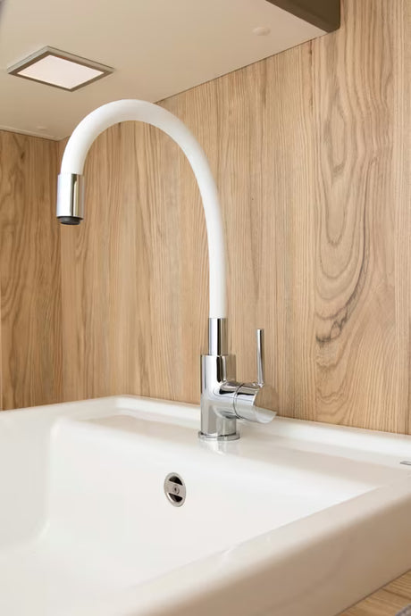 S-Line jednoručna baterija miješalica za sudoper bijela/krom sa silikonskim fleksibilnim crijevom