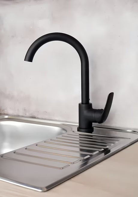 S-Line Pro jednoručna baterija stojeća miješalica za sudoper u crnoj mat izvedbi s okretnim izljevom.