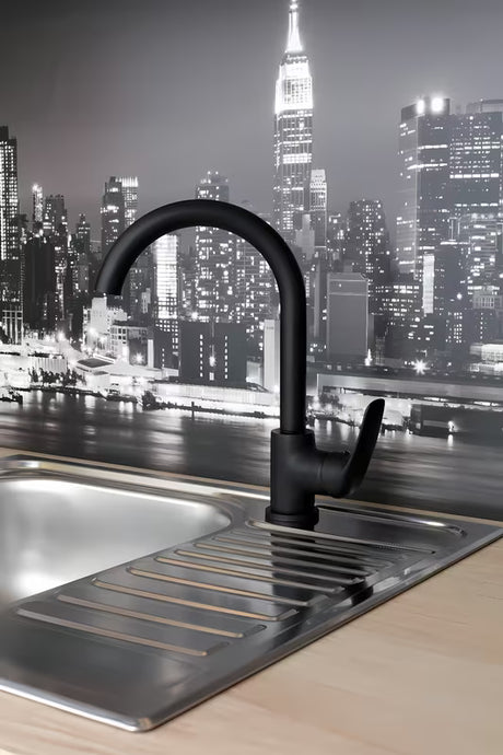 S-Line Pro jednoručna baterija stojeća miješalica za sudoper u crnoj mat izvedbi s okretnim izljevom.