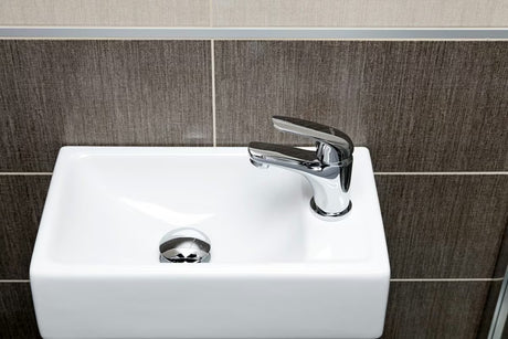 Kromirana jednoručna baterija stojeća miješalica za umivaonik S-Line Pro bez odvoda zaobljenog dizajna.