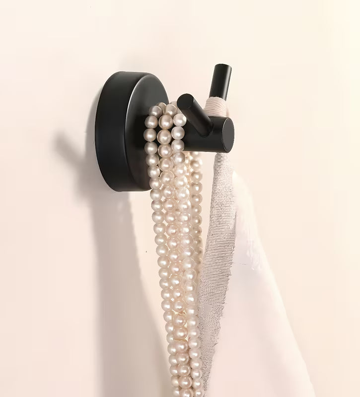 Crni dvostruka kuka Sanela za kupaonicu s mogućnošću montaže lijepljenjem ili bušenjem.