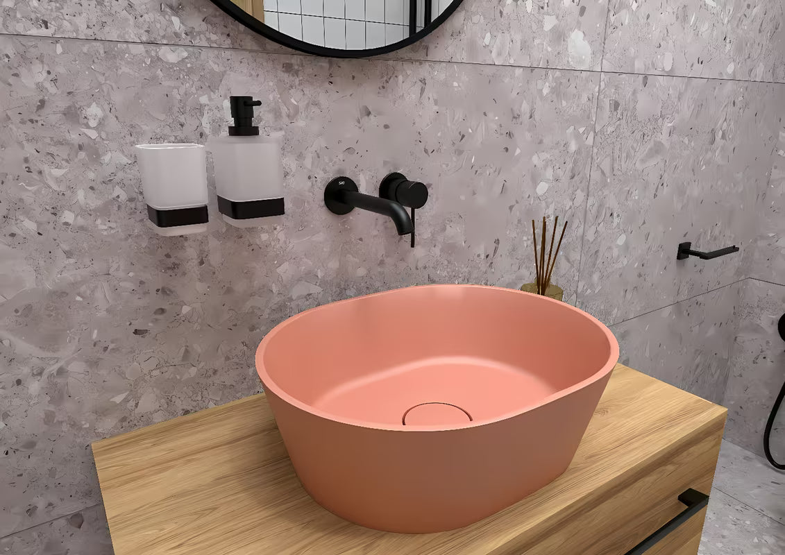 Ružičasti umivaonik na ploču SAT Aula od lijevanog mramora bez otvora za miješalicu i bez preljeva