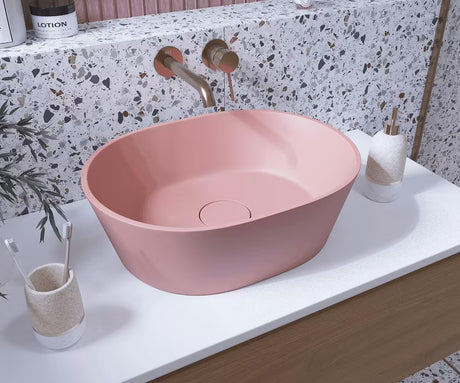 Ružičasti umivaonik na ploču SAT Aula od lijevanog mramora bez otvora za miješalicu i bez preljeva