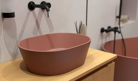 Ružičasti umivaonik na ploču SAT Aula od lijevanog mramora bez otvora za miješalicu i bez preljeva