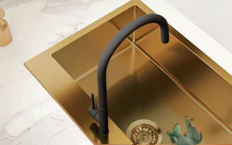 Kuhinjski jednostruki sudoper SAT Aurum u izvedbi gold od brušenog nehrđajućeg čelika, montaža na radnu ploču.