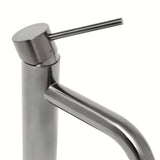 Jednoručna Baterija stojeća miješalica za umivaonik SAT Aurum u izvedbi brušeni gun metal bez odvoda.