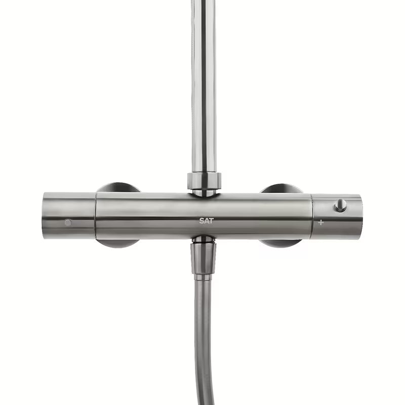 Tuš sustav SAT Aurum s termostatskom miješalicom u brušenoj izvedbi gun metal s nadglavnim i ručnim tušem.