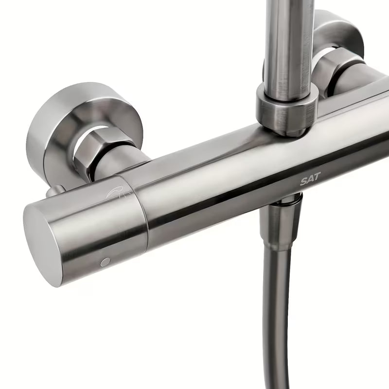 Tuš sustav SAT Aurum s termostatskom miješalicom u brušenoj izvedbi gun metal s nadglavnim i ručnim tušem.