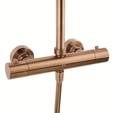 Tuš sustav SAT Aurum s termostatskom miješalicom u izvedbi rose gold brushed s nadglavnim i ručnim tušem.