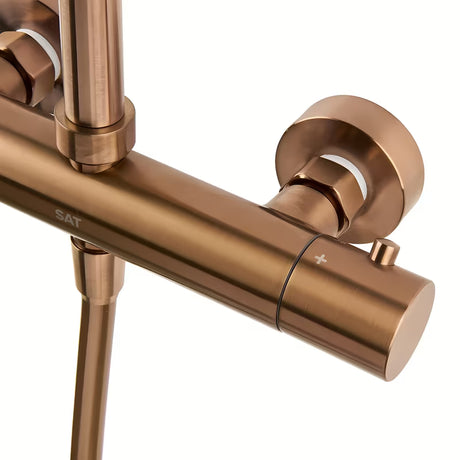 Tuš sustav SAT Aurum s termostatskom miješalicom u izvedbi rose gold brushed s nadglavnim i ručnim tušem.