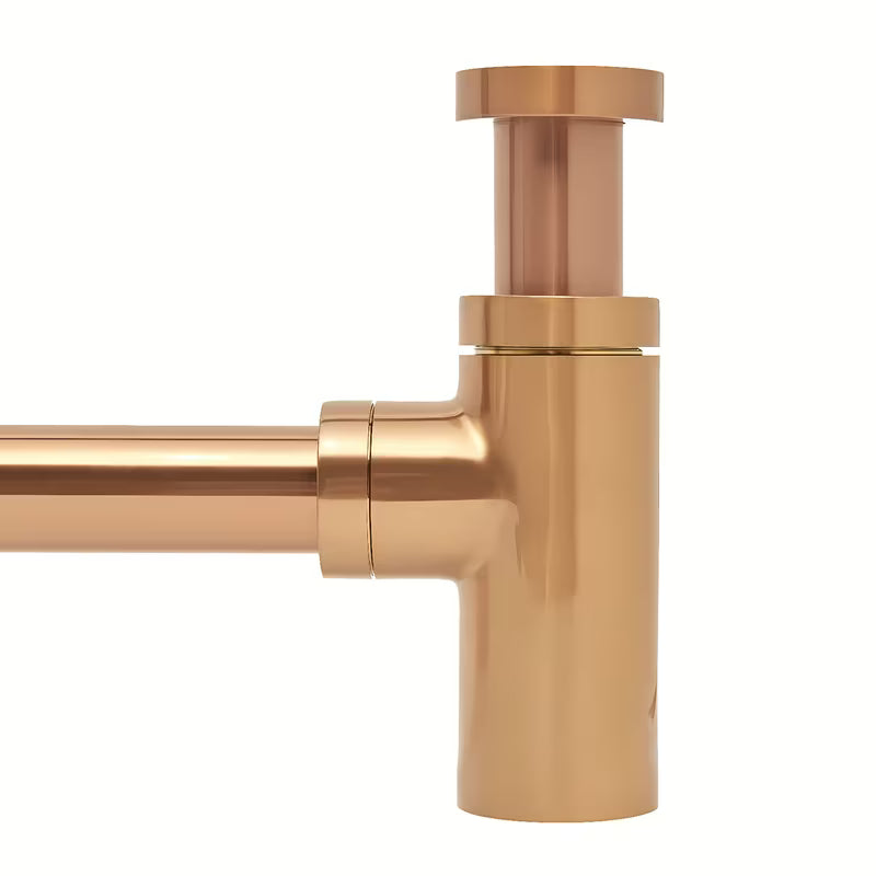 Mjedeni sifon za umivaonik SAT Aurum u boji rose gold, okruglog dizajna i promjera 32 mm.