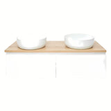 Viseća kupaonski ormarić SAT B-Way u bijelom sjaju s pokrovnom pločom u dekoru hrasta i s dva umivaonika na ploču.