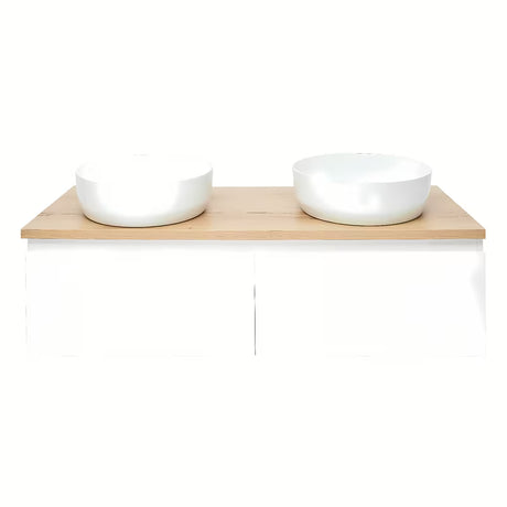 Viseća kupaonski ormarić SAT B-Way u bijelom sjaju s pokrovnom pločom u dekoru hrasta i s dva umivaonika na ploču.