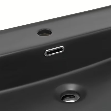 Sjajni crni keramički umivaonik za kupaonski ormarić SAT B-Way s četvrtastog oblika, s otvorom pro slavinu u sredini i preljevom.