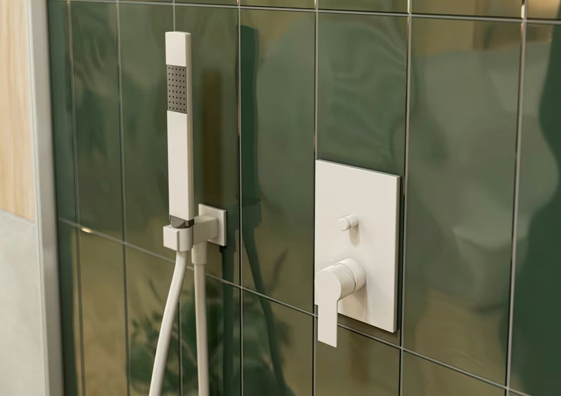 Podžbukni priključak SAT B-Way s tuš setom u mat bijeloj boji s ručnim tušem i držačem.