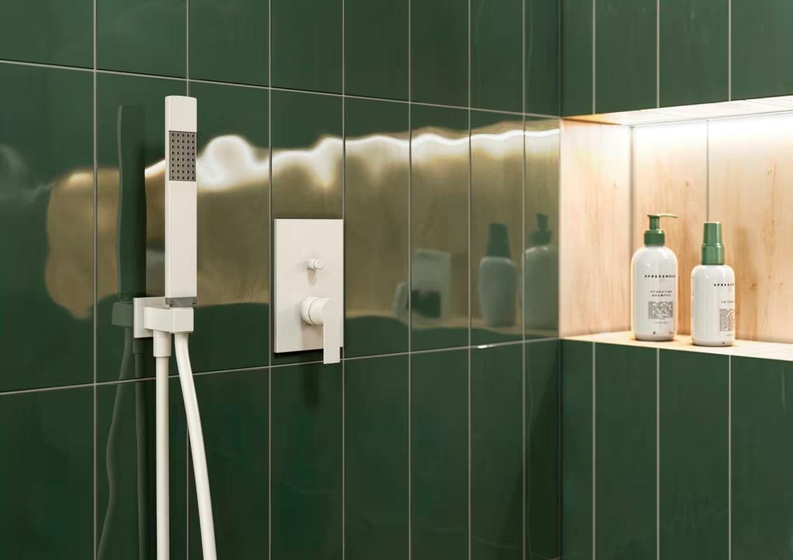 Podžbukni priključak SAT B-Way s tuš setom u mat bijeloj boji s ručnim tušem i držačem.