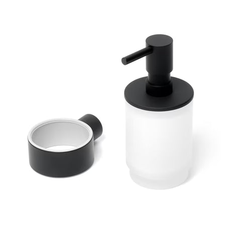 Zidni dozator sapuna SAT B-Way R u crnoj mat izvedbi kvadratnog dizajna.