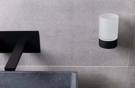 Zidni držač čaša SAT B-Way R u crnoj izvedbi s jednostavnim elegantnim dizajnom.