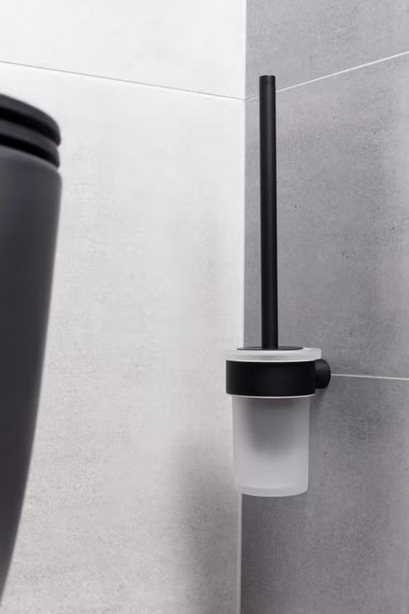 Zidna ČETKA za Wc SAT B-Way R u mat crnoj boji sa zaobljenim minimalističkim dizajnom.