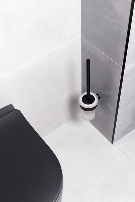 Zidna ČETKA za Wc SAT B-Way R u mat crnoj boji sa zaobljenim minimalističkim dizajnom.