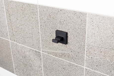 Zidni kupaonski kukica SAT B-Way S u crnoj mat izvedbi od aluminija