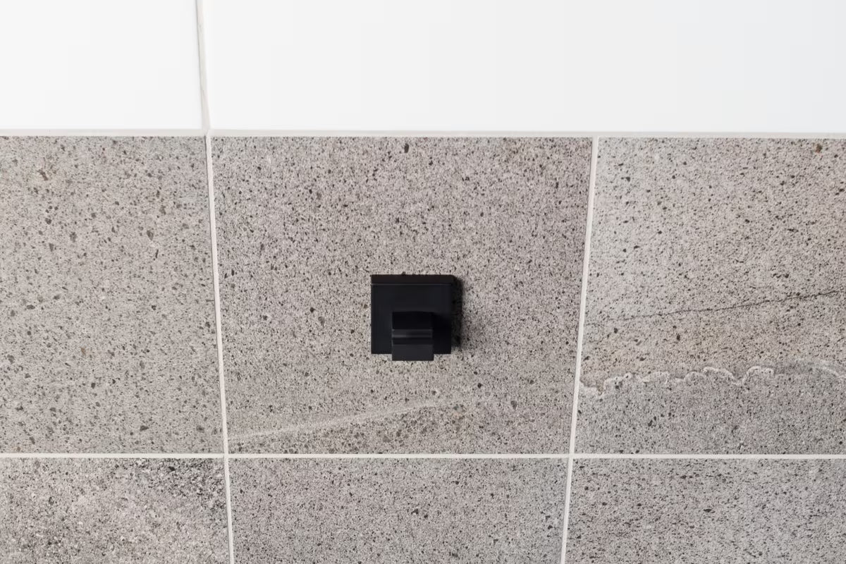 Zidni kupaonski kukica SAT B-Way S u crnoj mat izvedbi od aluminija