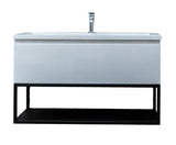 Bijela viseća ormarić s umivaonikom SAT B-Way s crnim metalnim okvirom i umivaonikom od lijevanog mramora.