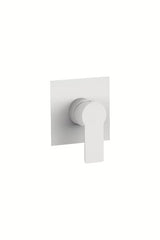 Podžbukna jednoručna baterija miješalica za tuš SAT B-Way u mat bijeloj boji s minimalističkim dizajnom.