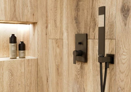 Podžbukni tuš sustav SAT B-Way u crnoj boji s nadglavnim i ručnim tušem.