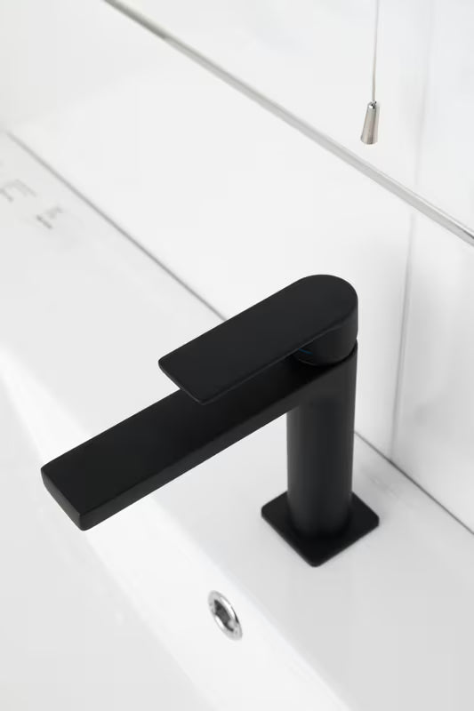 Stojeća miješalica za umivaonik SAT B-Way u mat crnoj boji s ručicom za upravljanje bez odvoda.