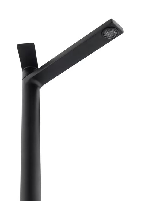 Visoka jednoručna baterija miješalica za umivaonik SAT B-Way u mat crnoj izvedbi za umivaonik na ploču.