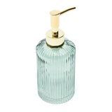 Zeleni samostojeći  dozator sapuna SAT Boho sa zaobljenim oblikom i sjajnom površinom od metala i stakla.